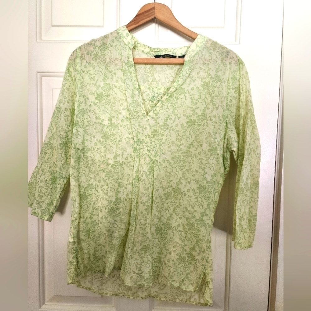 Eddie Bauer green floral smocked peasant top size medium feminine boho smocked